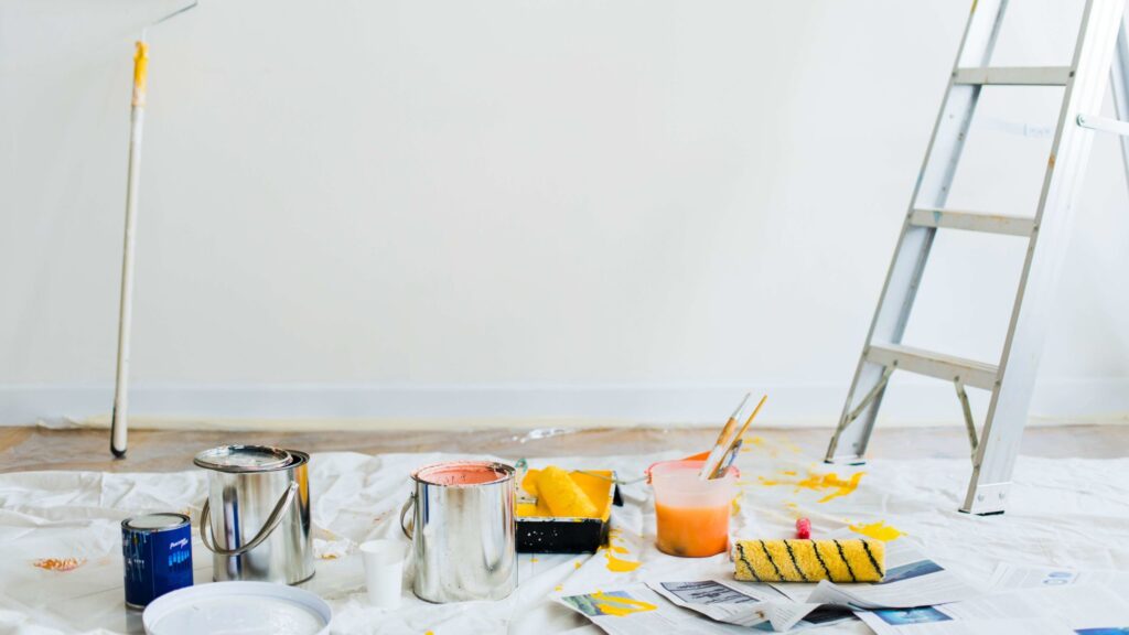 Malerutensilien und Leiter